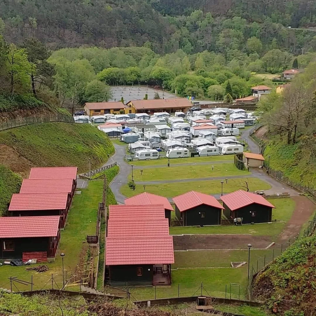 Área de autocaravanas Camping San Pedro de la Ribera en Soto de Luiña, Asturias